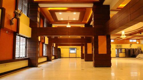 11-KM-Hall-3